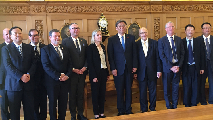 Gruppenfoto chinesische Delegation und Mitgleider der Solothurner Regierung: Regierunsrätin Brigit Wyss, Regierungsräte Roland Heim und Remo Ankli 